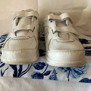 New Balance 577 Men’s White Walking Shoes 9.5 Hook & Loop Low Top Sneakers GUC
